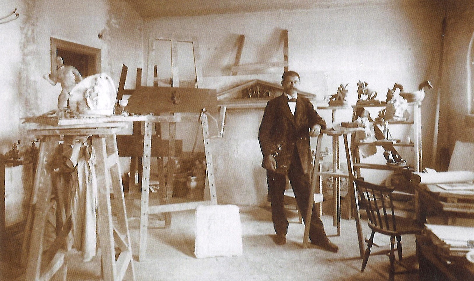 Lars Utne i sitt atelier. (Foto privat)