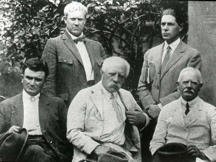  Fridtjof Nansen (i midten) samarbeidet med Vidkun Quisling (bak) i mange år. 