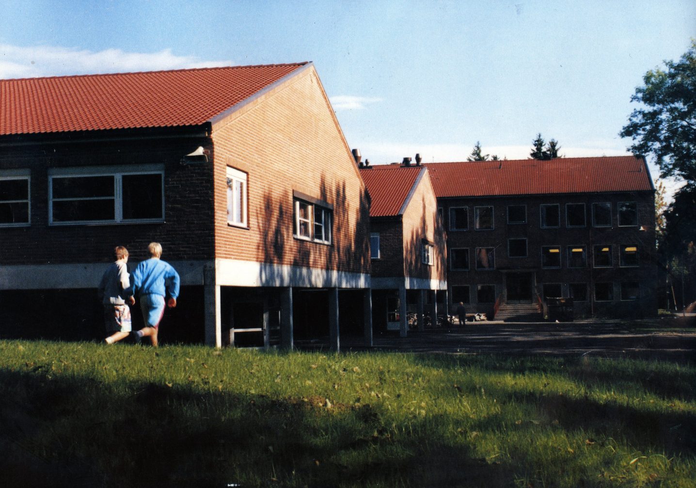 Solvang skole, med klasseromsfløyene