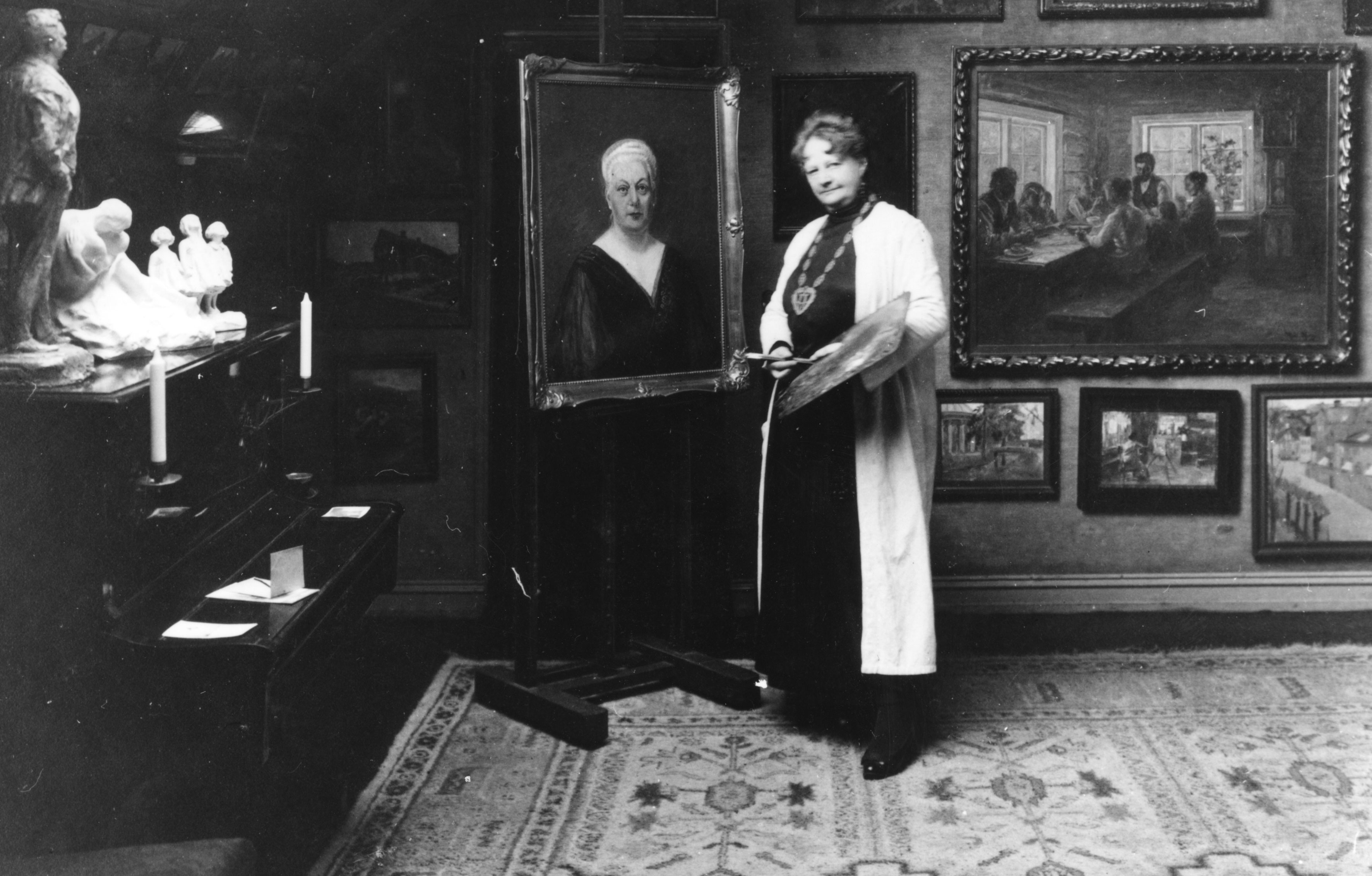 Marie Hauge i sitt atelier ca. 1920  Foto: Asker bibliotek