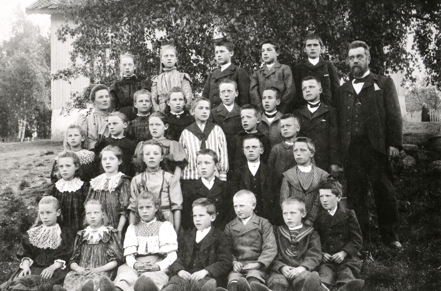 Thore Lund med elever i 1898. Foto Asker bibliotek