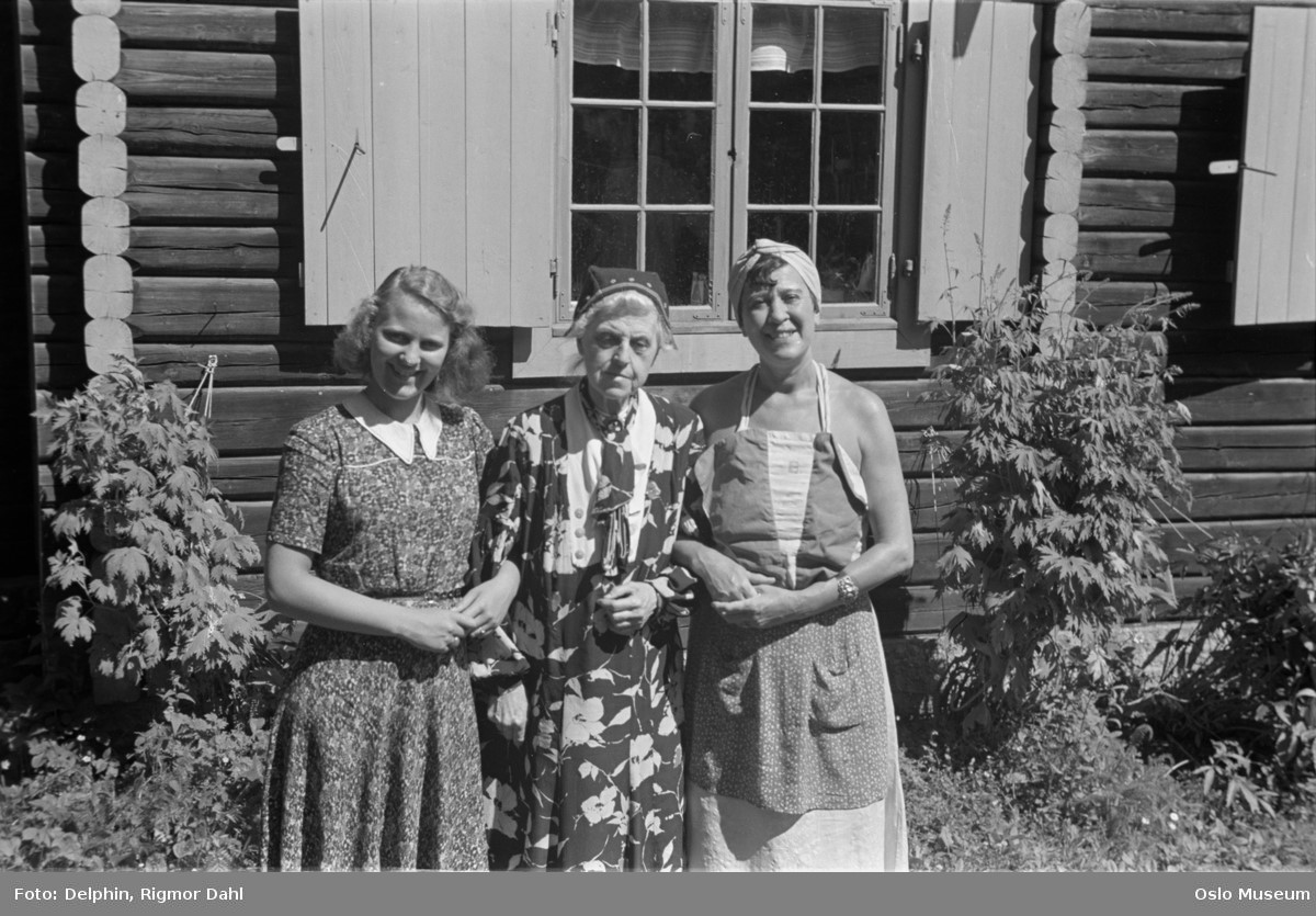 Botten Soot og Inga Bjørnson og ukjent utenfor Solstua 1943