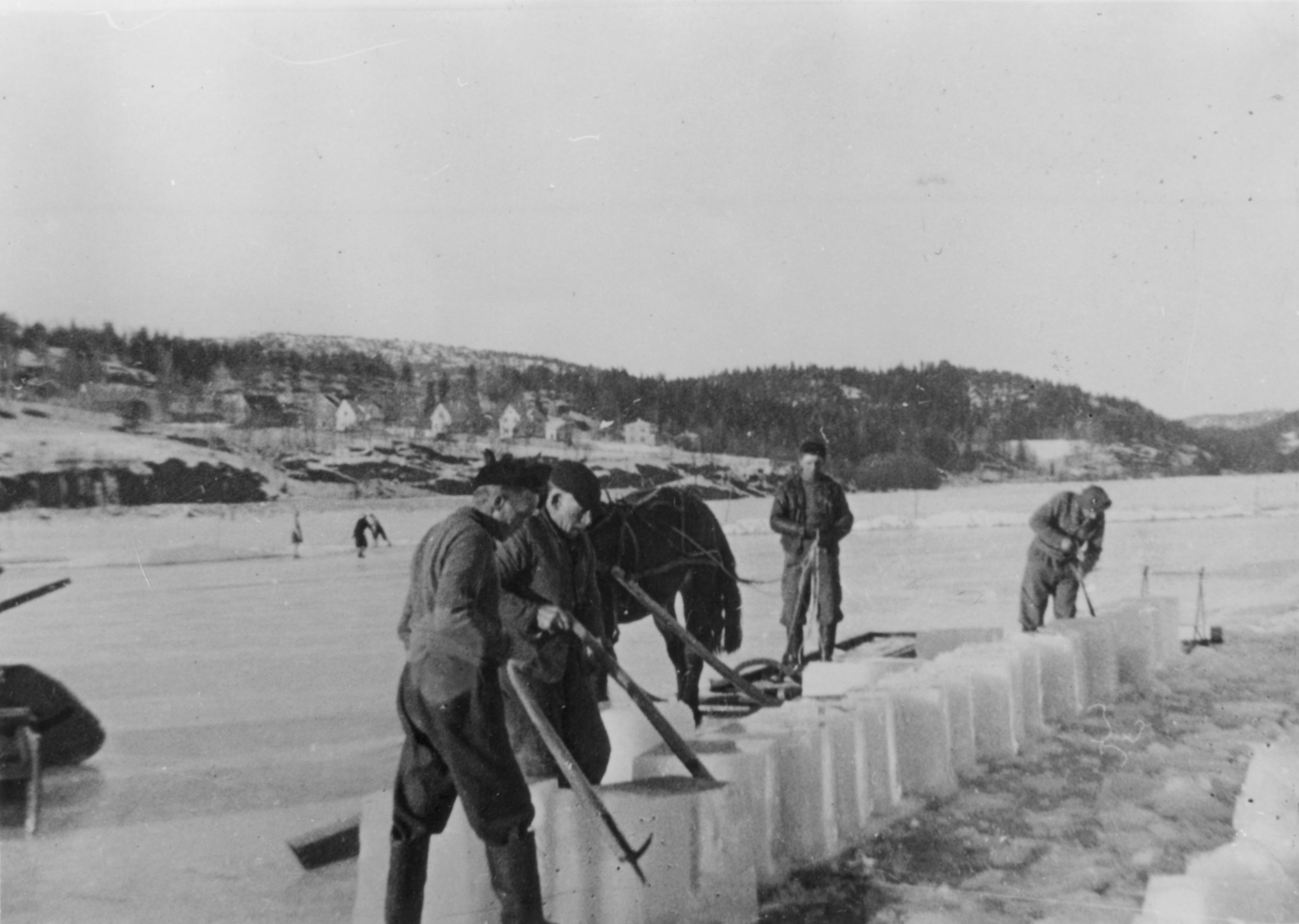 Isskjæring på Gjellumvannet