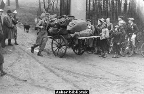 Tyskerne forlater Skaugum 8.mai 1945. Foto: Asker bibliotek