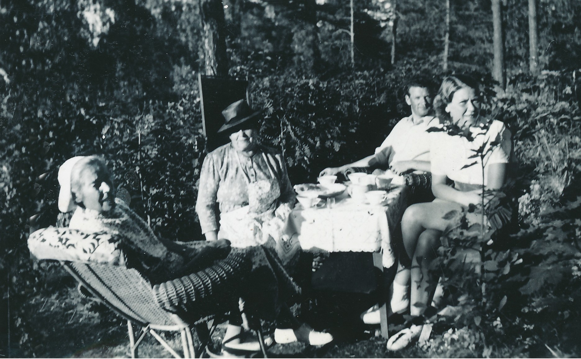 Sigrun Nansen med venner i hagen på Håkavik